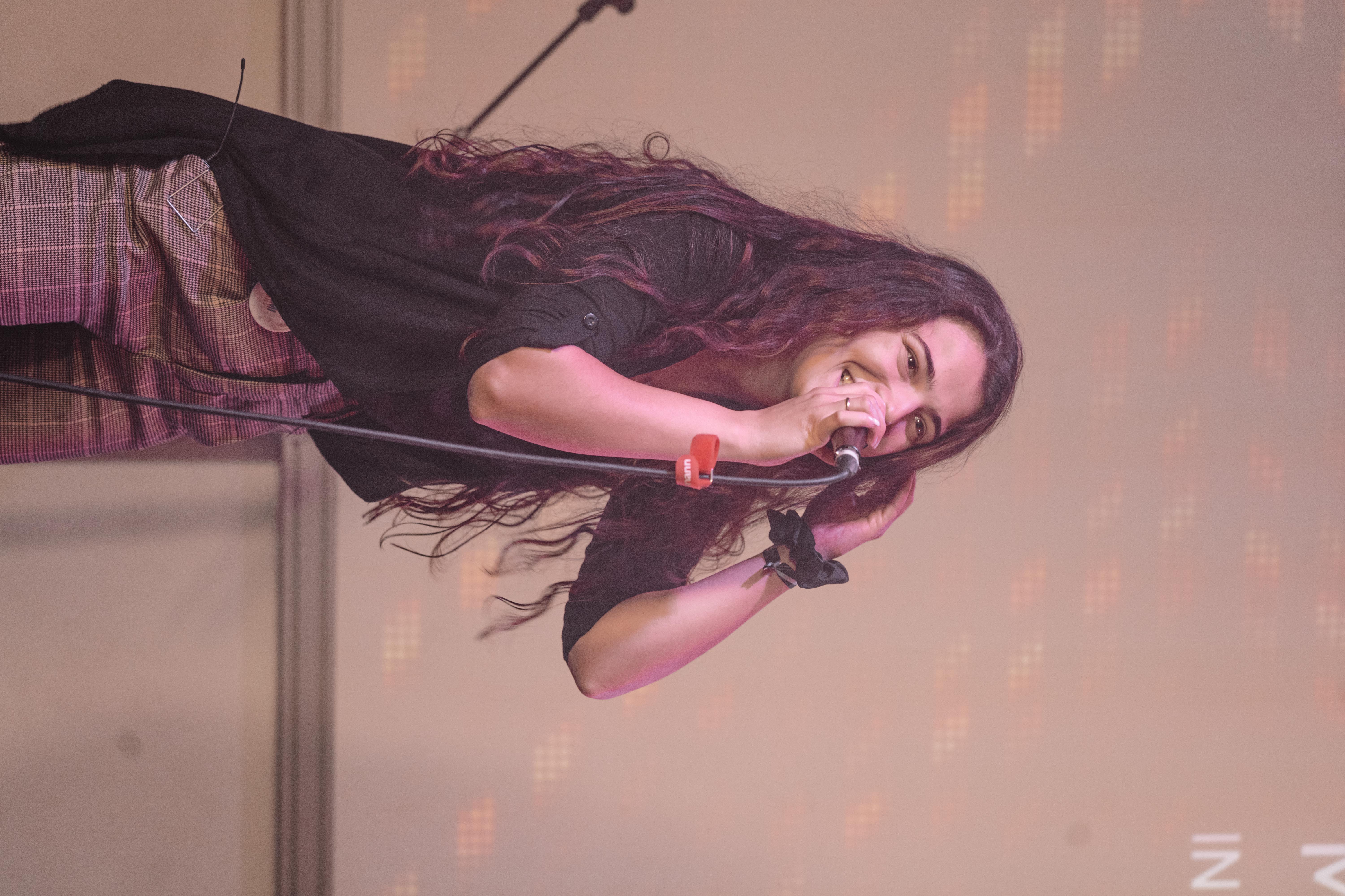 Noemi Fabry bei einer leidenschaftlichen Live-Performance auf der Bühne - Rock Pop Gesang