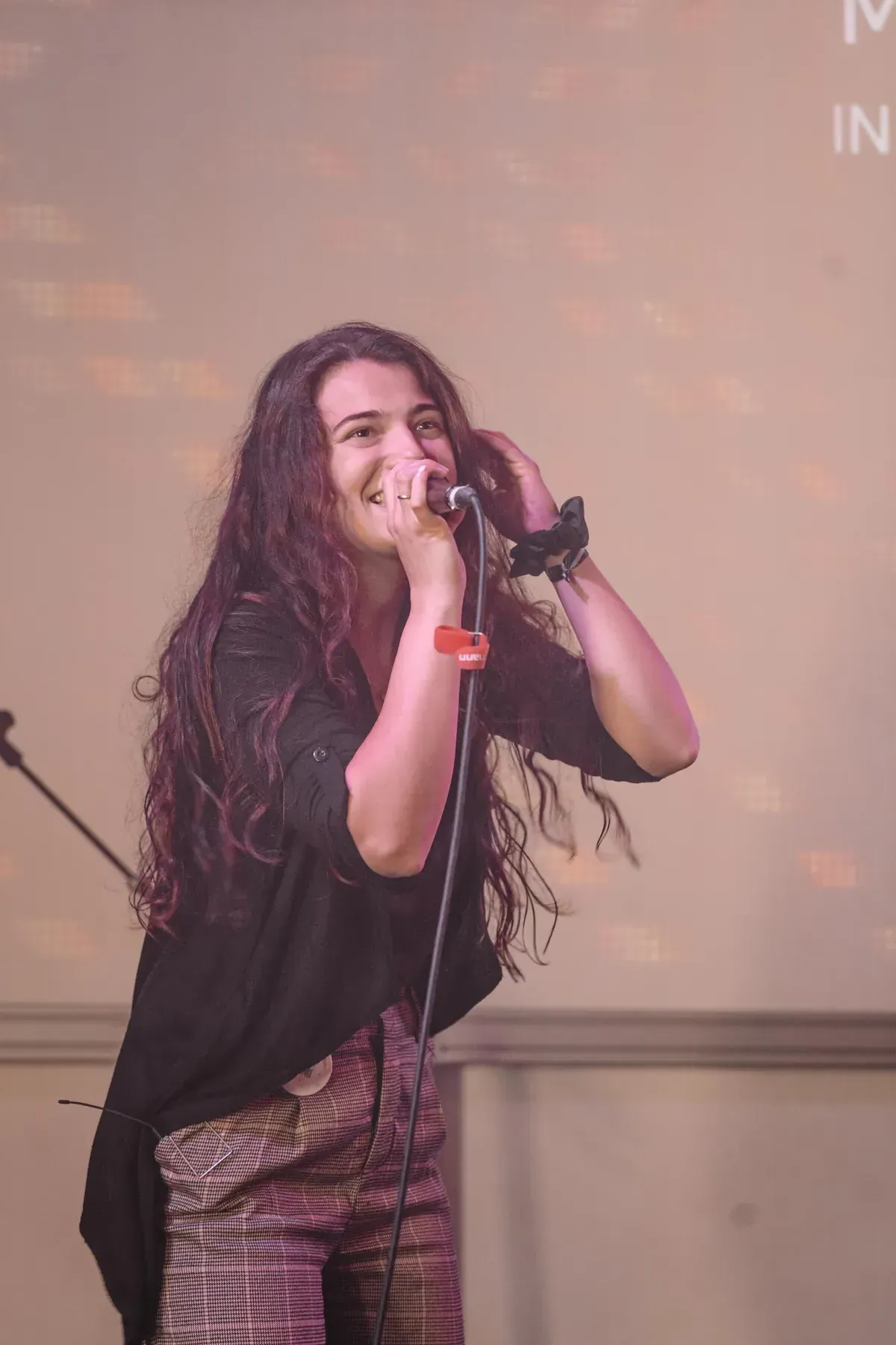 Noemi Fabry bei einer leidenschaftlichen Live-Performance auf der Bühne - Rock Pop Gesang